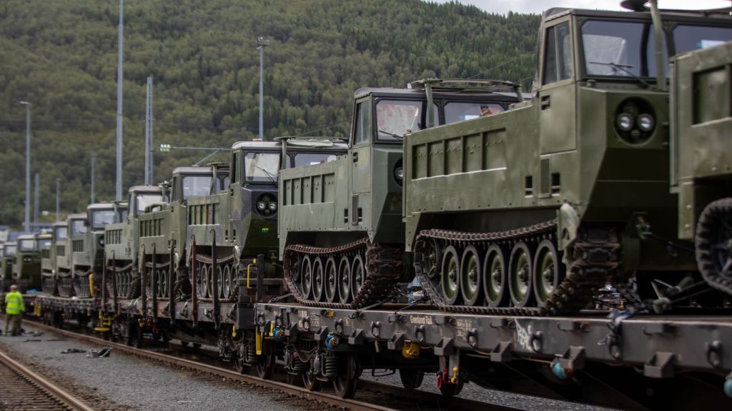 For å effektivisere og gjøre det enklere for norsk industri å bidra med donasjoner til Ukraina, blir det nå lansert et nytt skjema på forsvarsanskaffelser.no hvor industrien kan melde inn sine mulige donasjoner.
Her fra da Norge donerte beltevogner av typen NM199 til Ukraina. Foto: Trygve Hongset / Forsvaret.