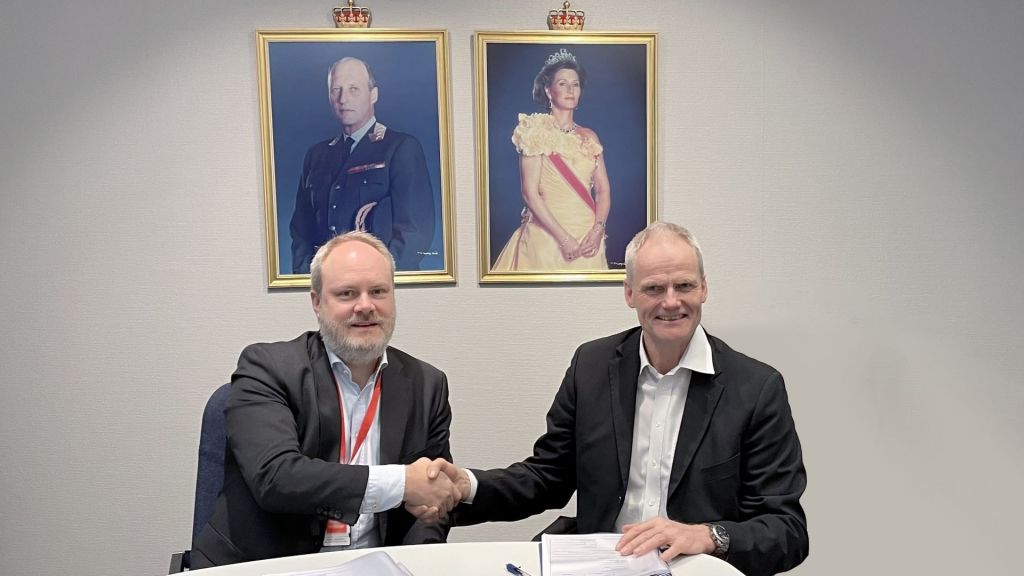 Anders Øygarden, CEO i Airbus Defence and Space AS (t.v.) og Eiliv Ofigsbø, direktør for IKT-kapasiteter i Forsvarsmateriell. Foto: Forsvarsmateriell
