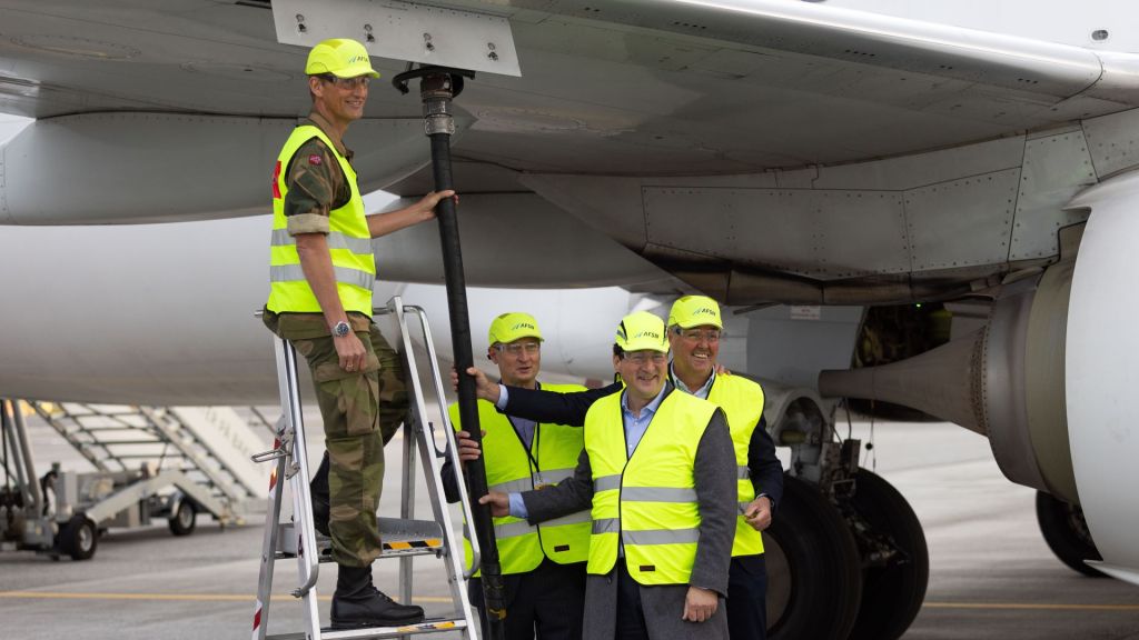 Her skjer den seremonielle tankingen av den første leveransen med biodrivstoff på forsvarssektorens tjenestereiser med Norwegian. Fra venstre: Forsvarssjef Eirik Kristoffersen, CEO i ST1 Nordic Henrikki Talvitie, fungerende direktør for Anskaffelser i Forsvarsmateriell Per Arne Johnsen og konsernsjef Geir Karlsen i Norwegian. Foto: Morten Bergene