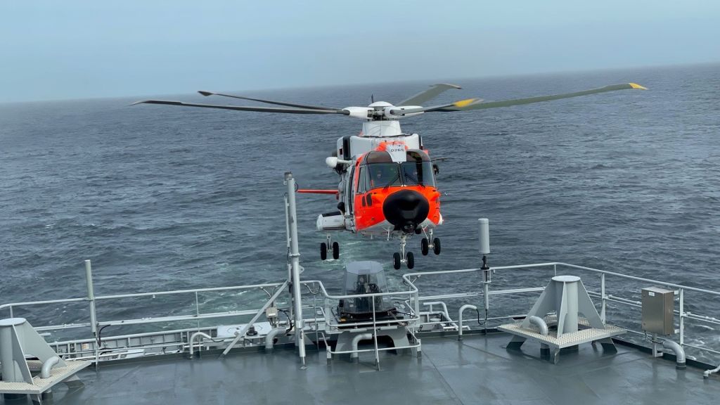 Piloter fra Prøveflyveravdelingen til Luftkapasiteter i Forsvarsmateriell gjennomførte landinger og takeoff fra helikopterdekket på fartøyet. Foto: Forsvarsmateriell