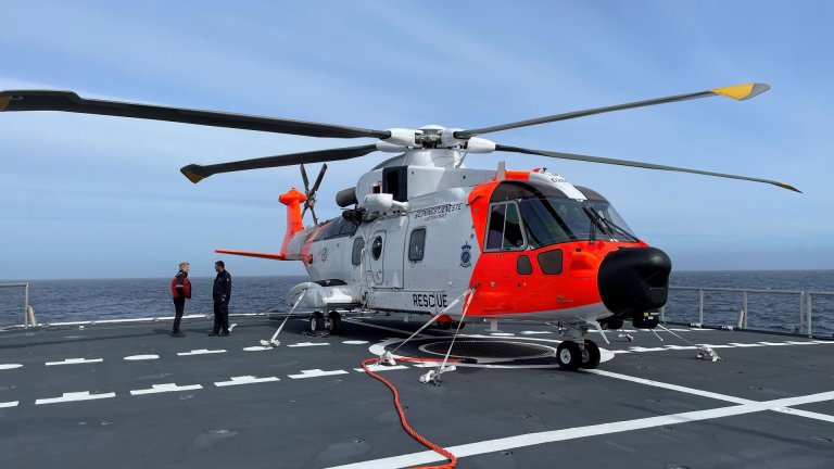 Redningshelikopteret står stroppet fast på dekk på skip.