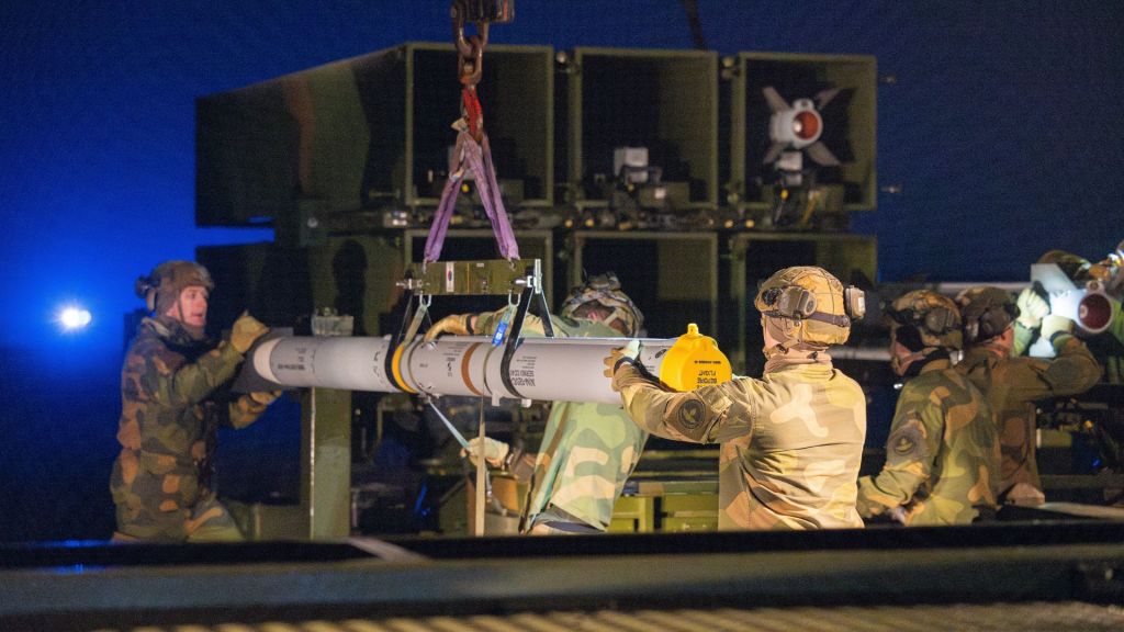 Norske luftvernsoldater laster missil på en NASAMS-utskytningsrampe ved flyplassen Rzeszów-Jasionka i Polen. Norge bidrar til å beskytte dette viktige knutepunktet for transport av sivil og militær materiell støtte til Ukraina.Foto: Ole Andreas Vekve / Forsvaret