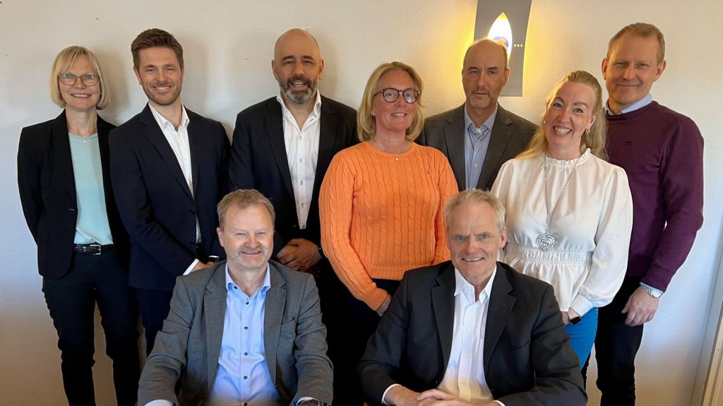En fornøyd gjeng som har bidratt til at kontrakten kunne signeres i slutten av april 2024. 
Foran fra venstre: Harald Kleven (KDA VP BU Advanced Solutions) og Eiliv Ofigsbø (direktør FMA IKT-kapasiteter som signerte på vegne av Cathrine Devold, direktør PRO Mime/MAST)
Bak fra venstre: Ingeborg Blekastad (KDA), Martin Steen Kiste (KDA), Shiv Grepp (FMA), Vibeke Thoen Picton (FMA), Kjell Martinsen (FMA), Ann Merete Ranum (FMA) og Odd Arvid Tveit (FMA). Foto: Forsvarsmateriell
