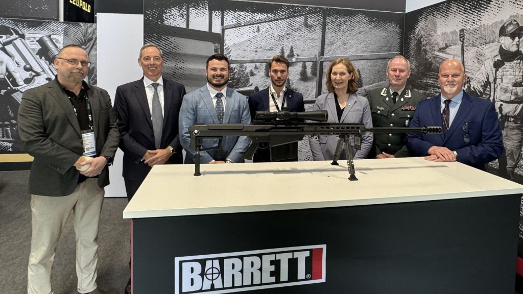 Fra signeringen i Paris. Fra venstre: Rune Rudberg fra Magne Landrø AS, norsk agent for Barrett, Robert Nioa, sjef for NIOA Group, eiere av Barrett, Cooper Thompson fra Barrett, Lars Urstrømmen fra FMA, Gro Jære, direktør FMA, Arild Norstad, oberst og leder for prosjektavdelingen i landkapasiteter i FMA, Bryan James, leder for Barrett USA.