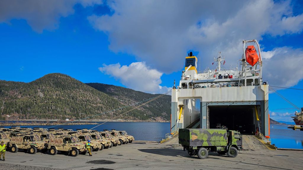 40 Scania og 36 multi-kjøretøy på vei fra Norge til Nord-Makedonia. Foto: Ole Andreas Vekve / Forsvaret.