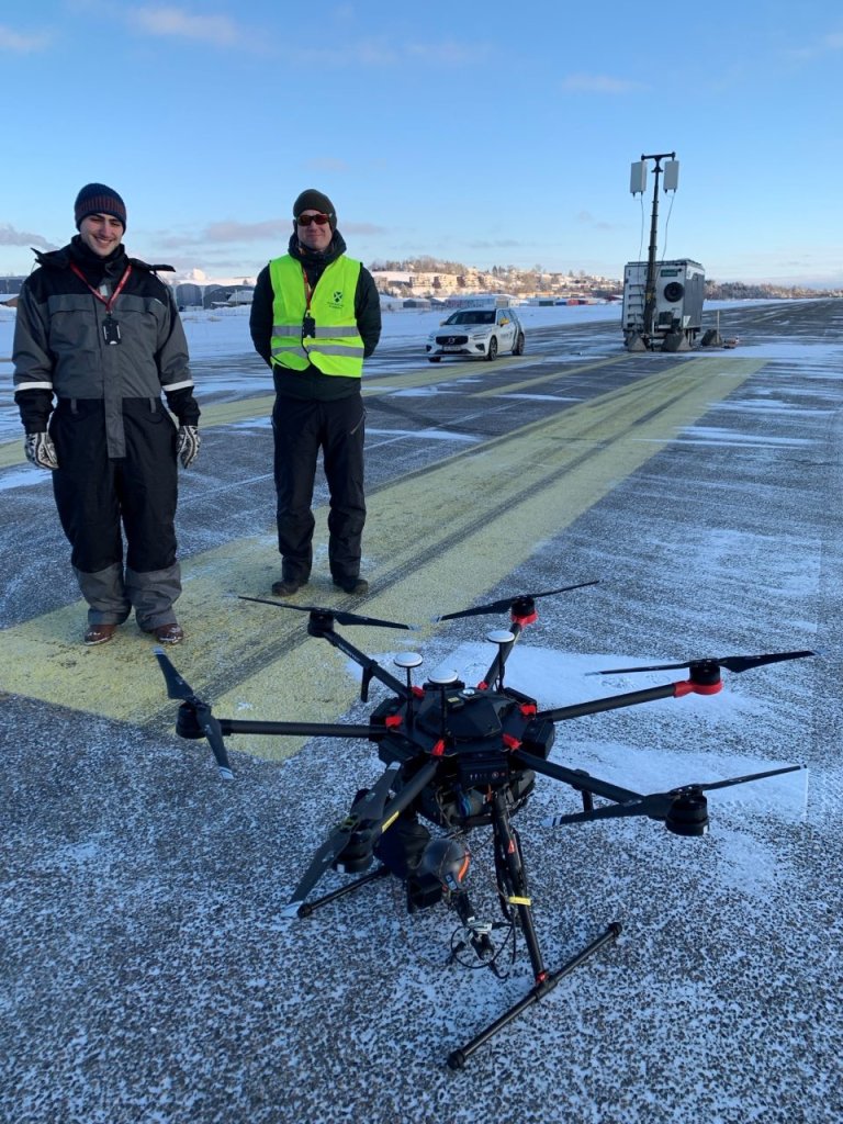 To menn med drone på flystripe