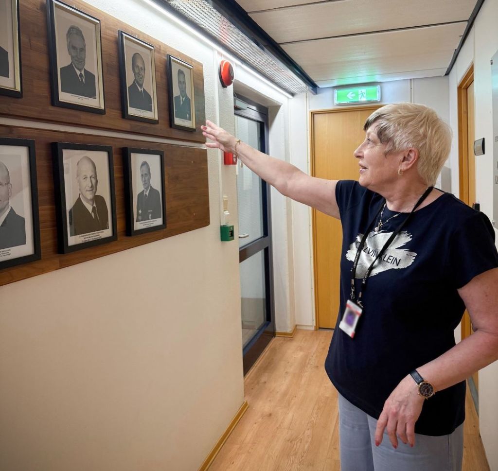 Gjennom sine 58 år på Haakonsvern har Eva Rosenberg hatt 17 toppledere, som i dag henger i glass og ramme hos Forsvarsmateriell maritime kapasiteter. Foto: Forsvarsmateriell