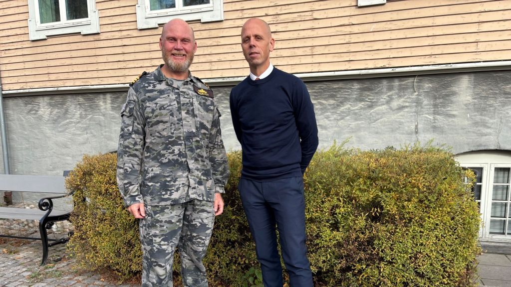 Kommandørkaptein og forsvarsliaison Darren McDevitt og seksjonssjef for Internasjonalt Programkontor i Forsvarsmateriell Stian Bendiksen, foran Forsvarsmateriells hovedkontor. Foto: Forsvarsmateriell