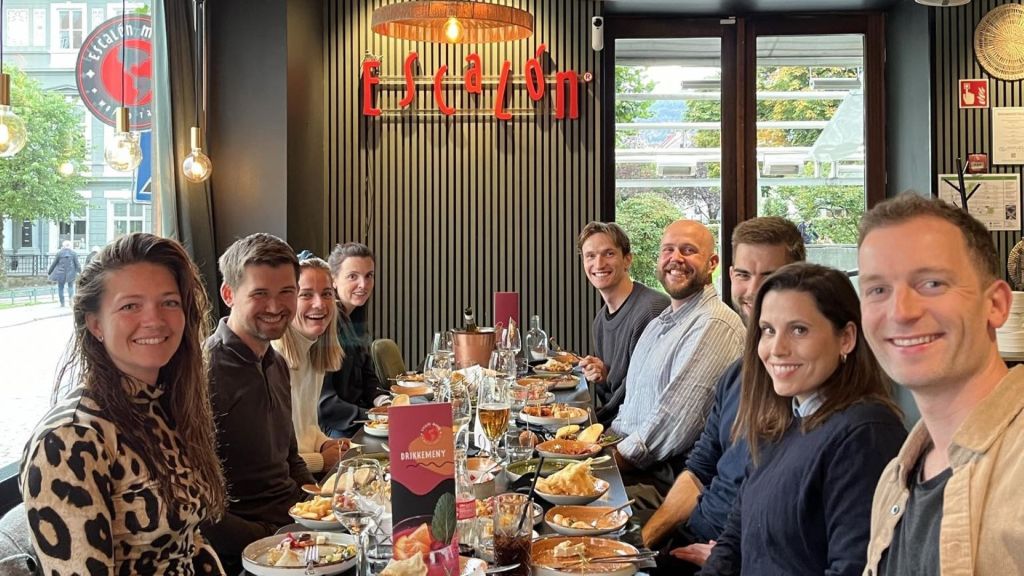 Å bygge sosiale relasjoner er noe av hensikten med Ung i Forsvarsmateriell. Her fra en middag på restauranten Escalon i Bergen. Lengst til høyre i bildet ser vi Adriaan Verbeeten, leder av foreningen Ung i Maritime kapasiteter (Markap) på Haakonsvern. Foto: Forsvarsmateriell