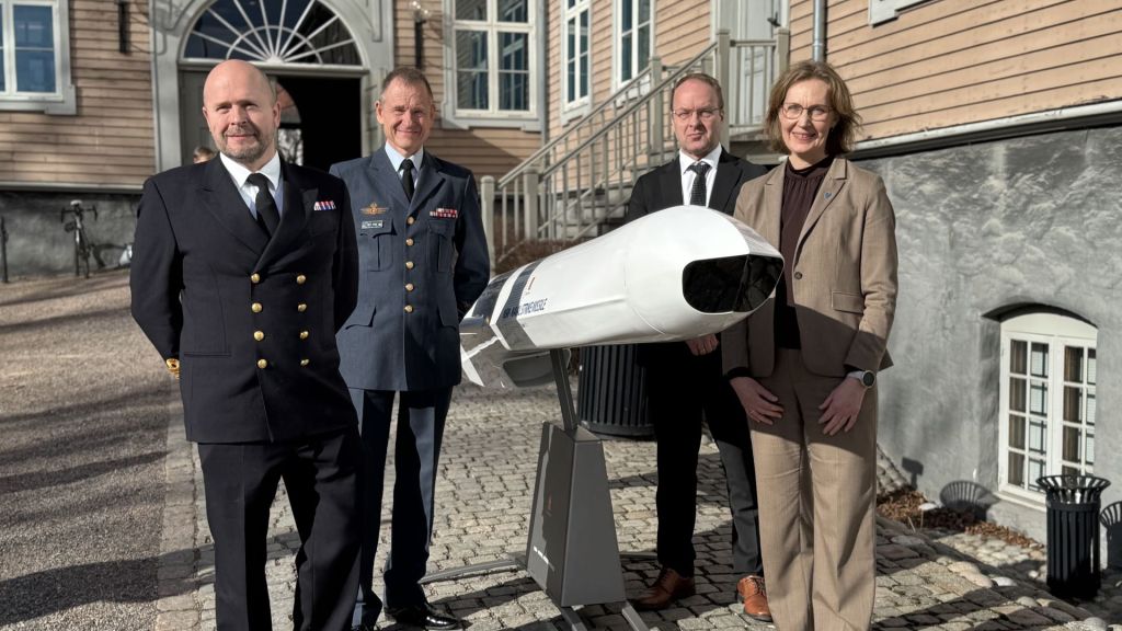 Partene samlet rundt NSM-modellen. Fra venstre: Frank Erland Jensen, fregattsjef DMS Absalon, Per Pugholm Olsen, sjef for det danske Forsvarsministeriets Materiel- og Indkøbsstyrelse, Søvernet, Øyvind Kolset, divisjonsdirektør for missiler fra Kongsberg Defence & Aerospace og Gro Jære, direktør Forsvarsmateriell. Foto: Forsvarsmateriell