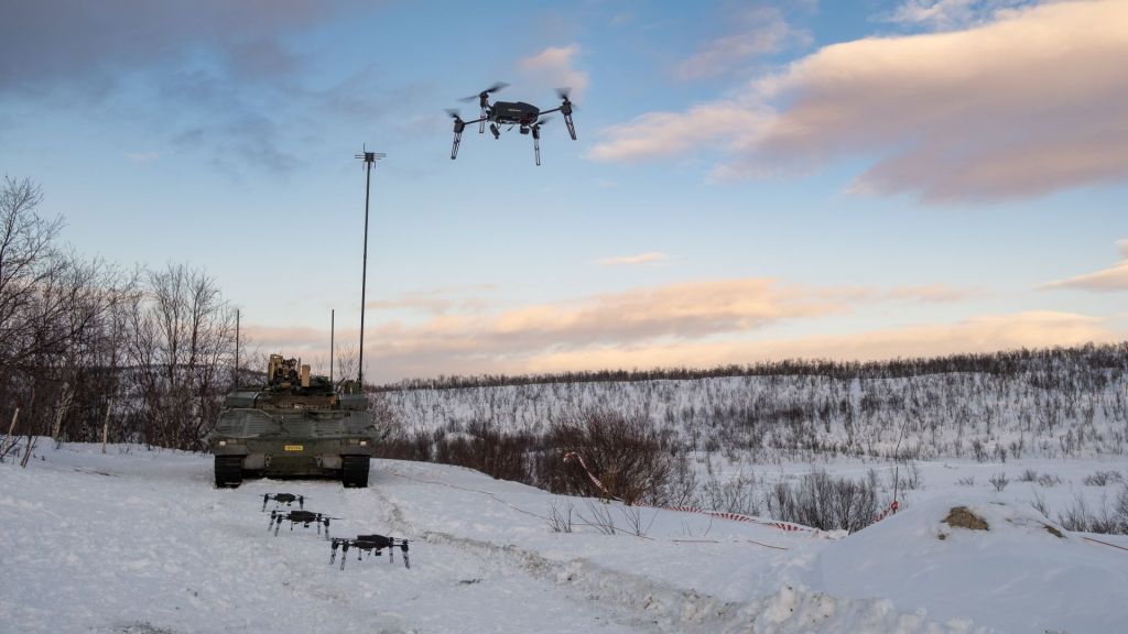 Hæren testet FFIs dronesverm Valkyrie under øvelsen «Artic Strike 2024». Foto: FFI