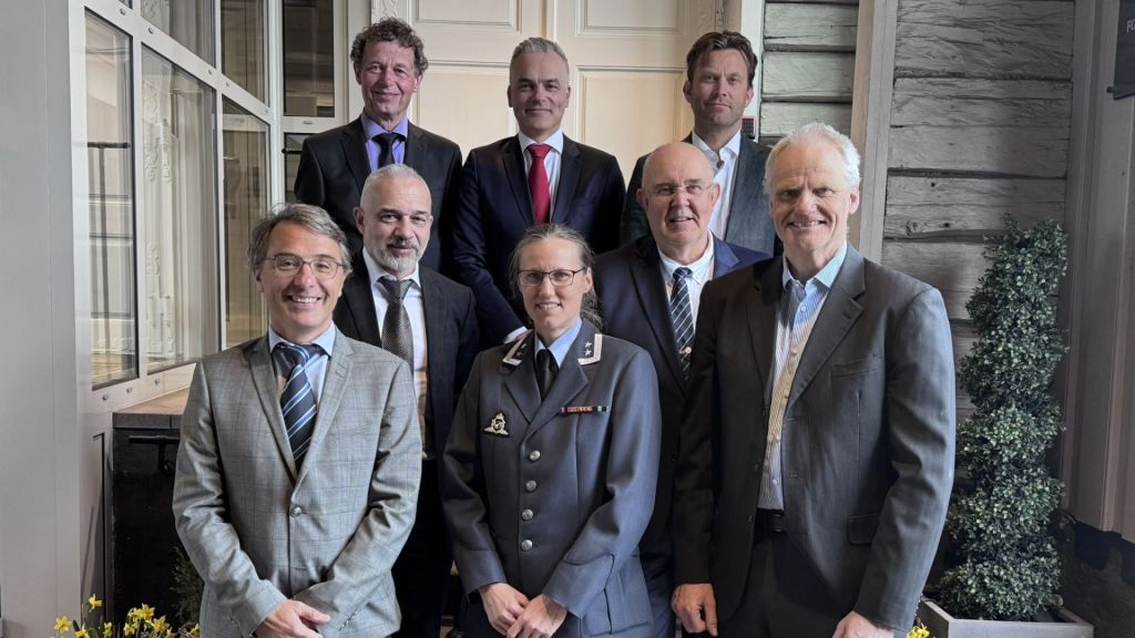 Foran fra venstre: Thierry Locquette (Keysight), oberstløytnant Hanna Marie Bjerke (FD og styremedlem FORACS), Eiliv Ofigsbø (direktør FMA IKT-kapasiteter). Andre rekke: Carlo Santangelo (Keysight), Lars Hovland (prosjektleder FMA IKT-kapasiteter). Bakerst fra venstre: Bert Esser (Keysight), Kornelis Gabela (Keysight), Casper Molthe ( FMA kontraktsavdellingen). Foto: Forsvarsmateriell
