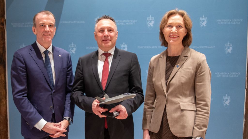 Vi har i dag signert en langsiktig vedlikeholdsavtale med Kongsberg Aviation Maintenance Services (KAMS) om etableringen av en ny vedlikeholdsfasilitet for F-35 på Rygge flystasjon. Fra venstre: Eirik Lie, administrerende direktør Konsgberg Defence & Aerospace, forsvarsminister Tore O. Sandvik og Gro Jære, direktør i Forsvarsmateriell. Foto: Synne Kvam / Forsvarsdepartementet