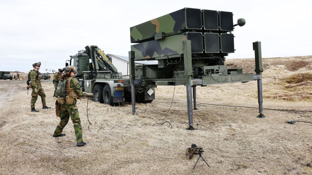 Soldater fra Luftvernbataljonen på Evenes setter opp en NASAMS-launcher under øvelse Formidable Shield på Andøya i mai i år. Foto: Torbjørn Kjosvold / Forsvaret