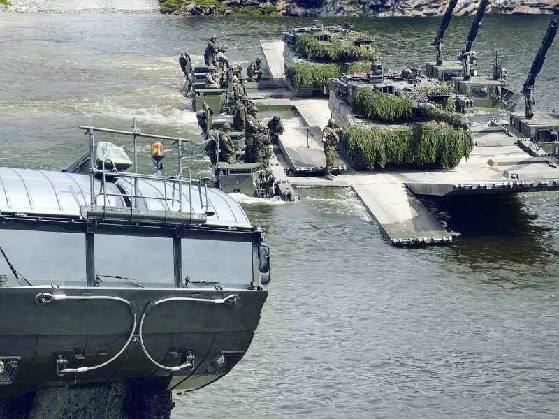 De hjulgående-amfibiske M3-kjøretøyene kan kjøre rett ut i vann, kobles sammen til flytende bro og ferge og frakte alle NATO-kjøretøy. Foto: GDELS