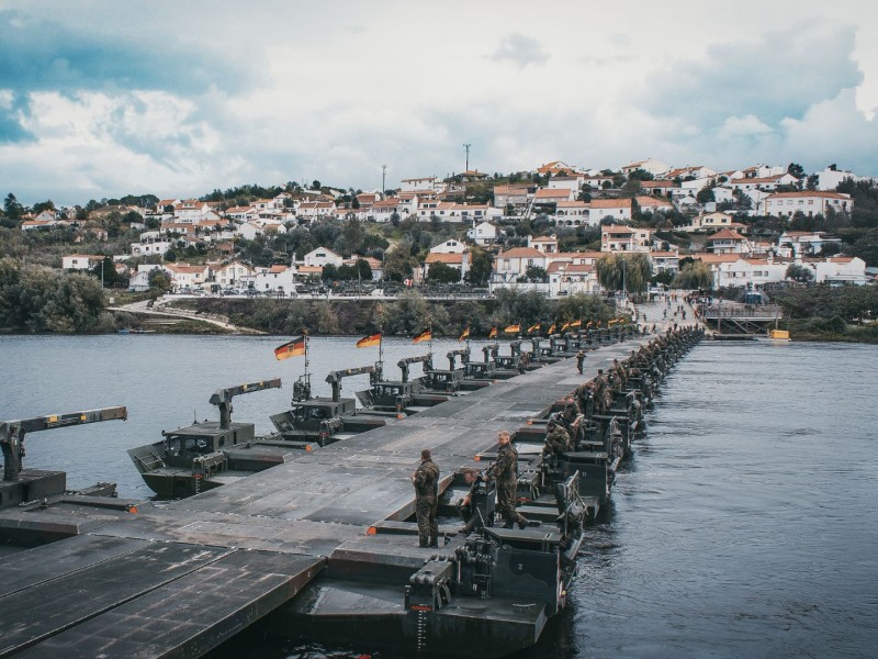 Flere M3-kjøretøy kan kobles sammen til tunge ferger og fullverdige flytende broer. Systemet er designet for å transportere alle NATO-kjøretøy, noe som sikrer felles bruk med allierte styrker. Foto: GDELS
