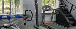 Treningsrom med apparater for kondisjon og rehabilitering, inkludert tredemølle, trappemaskin, ergometersykkel, kabelapparat og treningsballer