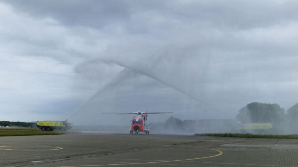 SAR Queen-helikopter NOR01, med halenummer 262, landet på Sola i 16.30-tiden fredag 6. juni og ble møtt med vannsalutt. Foto: Forsvarsmateriell