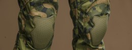 Den nye kamuflasjebuksen kommer med justerbare integrerte knebeskyttere. Foto Torgeir Haugaard / Forsvaret