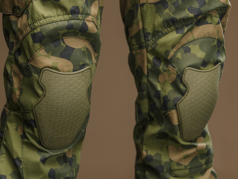 Den nye kamuflasjebuksen kommer med justerbare integrerte knebeskyttere. Foto Torgeir Haugaard / Forsvaret