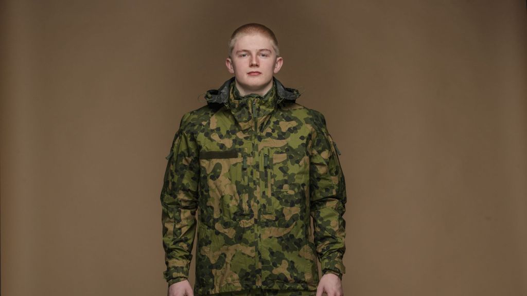 Her er jakke og bukse i det nye norske kamuflasjemønsteret. Foto: Torgeir Haugaard / Forsvaret