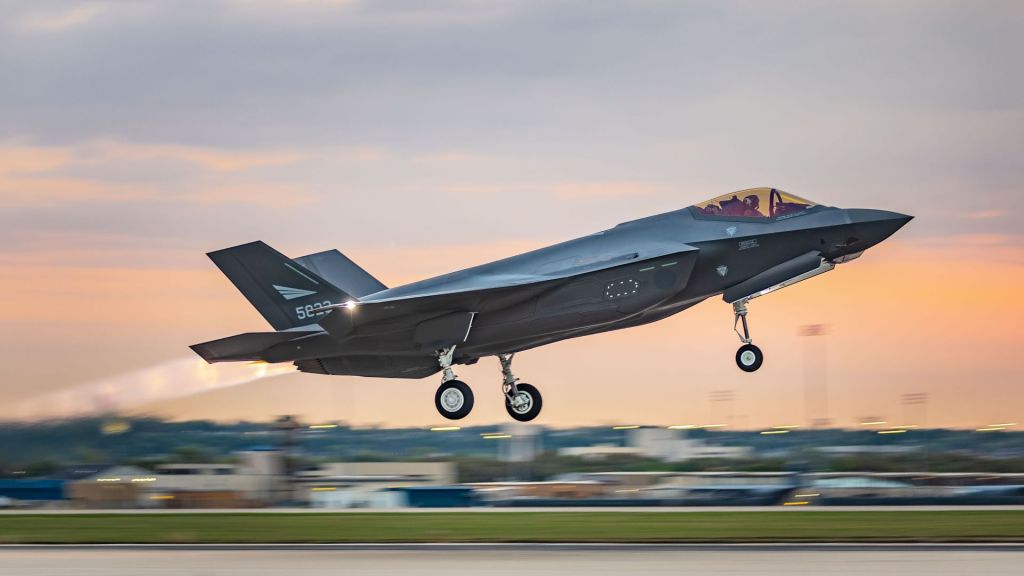 Norsk F-35 tar av fra Lockheed Martin-fabrikken på morgenen tirsdag 1. april. Foto: Lockheed Martin