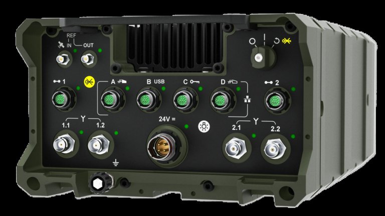 Frontpanel av en militær kommunikasjonsenhet med flere tilkoblingsporter, brytere og indikatorlys for strøm, data og signaltilkoblinger.