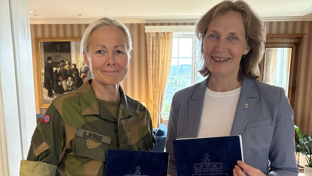 Den formelle overføringsprotokollen ble signert av sjef for Forsvarsstaben, generalløytnant Ingrid Gjerde og Gro Jære, direktør Forsvarsmateriell. Foto: Forsvarsmateriell