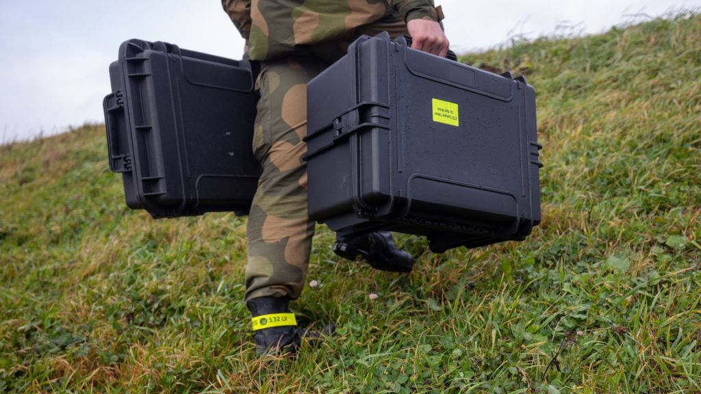 Deler av antidronesystemet, levert av Operational Solutions, er nå levert til Ørland flystasjon der det nå skal installeres og settes i drift. Foto: Hanne Vik Rye / Forsvaret