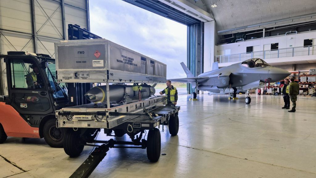 Skarpt JSM-missil på tralle i en hangar på Ørland flystasjon. Foto: Forsvarsmateriell