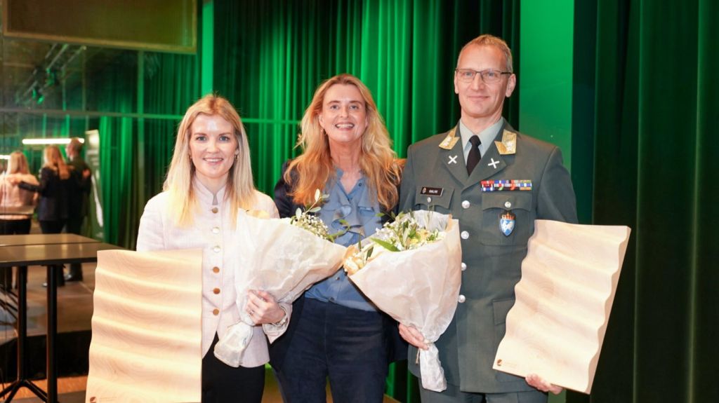 Fra venstre: Avdelingsdirektør i Forsvarsbygg Stine Fjærli Sjøthun, administrerende direktør i Miljømerking Norge Cathrine Pia Lund og generalmajor og assisterende direktør i Forsvarsmateriell, Øyvind Kvalvik.