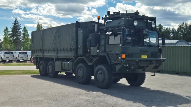 Militærgrønn lastebil 