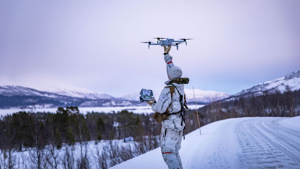 Porsanger bataljo flyr Skydio X10D drone. Foto: Nikolai Holand Mathisen / Forsvaret