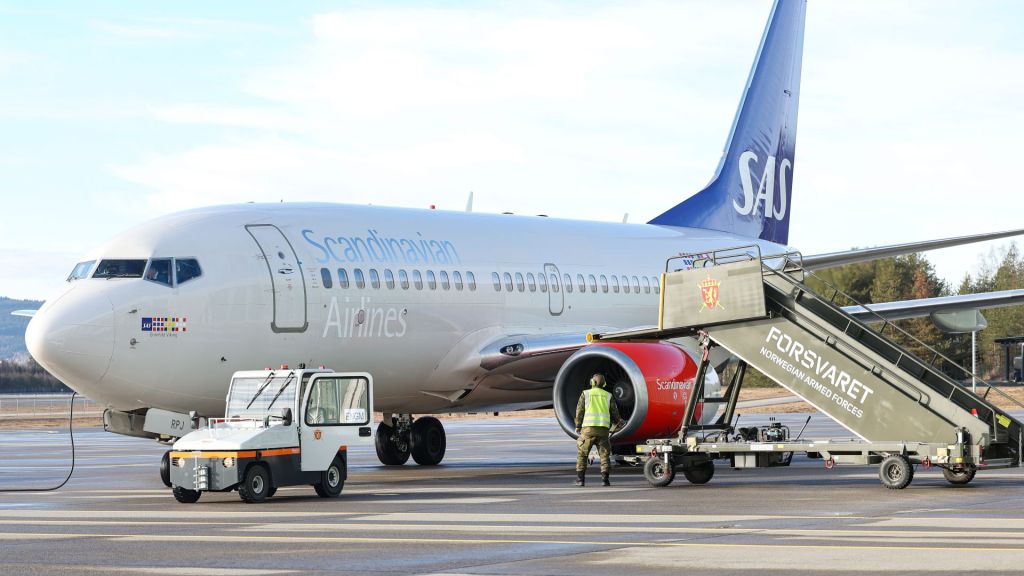 Her har SAS-flyet som brukes til evakuering av ukrainske pasienter landet på Gardermoen militære lufthavn etter ukens oppdrag. Foto: Håkon Haugen / Forsvaret