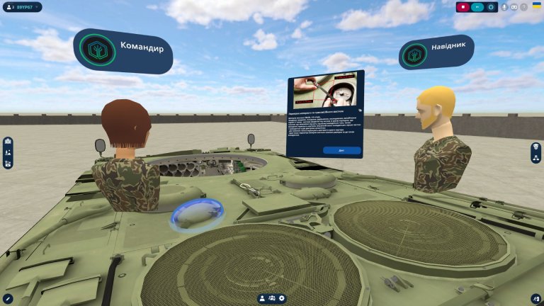 Digital treningssimulator som viser to soldatroller i et pansret kjøretøy under opplæring.