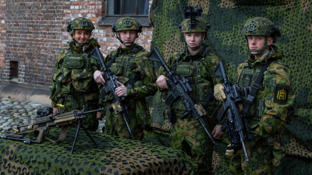 De nye kampvestene kan enkelt tilpasses oppdrag eller trusselsituasjoner soldatene møter og er laget for å gi optimal passform for begge kjønn. Foto:  Arun Rethnam Haug / Forsvaret