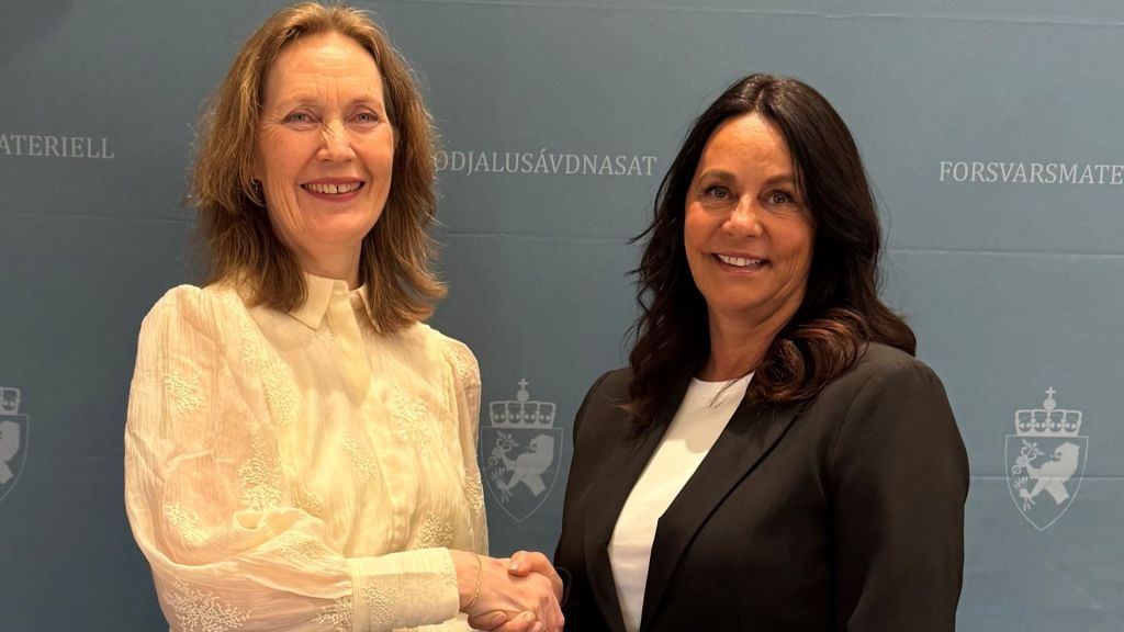 Gro Jære, direktør i Forsvarsmateriell og Birgitte Engebretsen, administrerende direktør i Telenor Norge. Foto: Forsvarsmateriell