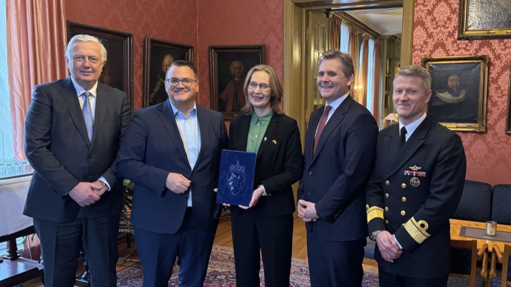 Fra venstre: Materielldirektør  i Forsvarsdepartementet Rolf Kjos, CEO TKMS Oliver Burkhard, direktør Forsvarsmateriell Gro Jære, CFO TKMS Paul Glaser og sjef Sjøforsvaret kontreadmiral Oliver Berdal. Foto: Forsvarsmateriell