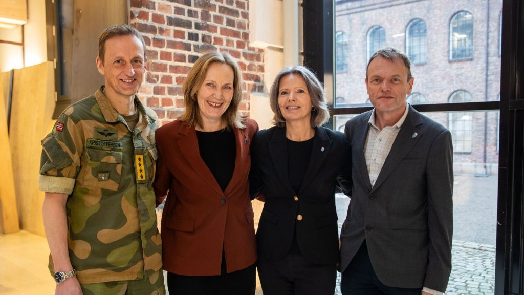 Her er partene som skrev under bærekraftstrategien, fra venstre: forsvarssjef Eirik Kristoffersen, direktør Gro Jære, FMA, fungerende direktør i Forsvarsbygg Camilla Mathiesen og assisterende direktør i FFI Jan Erik Torp.  Foto: Thomas Haraldsen / Forsvaret