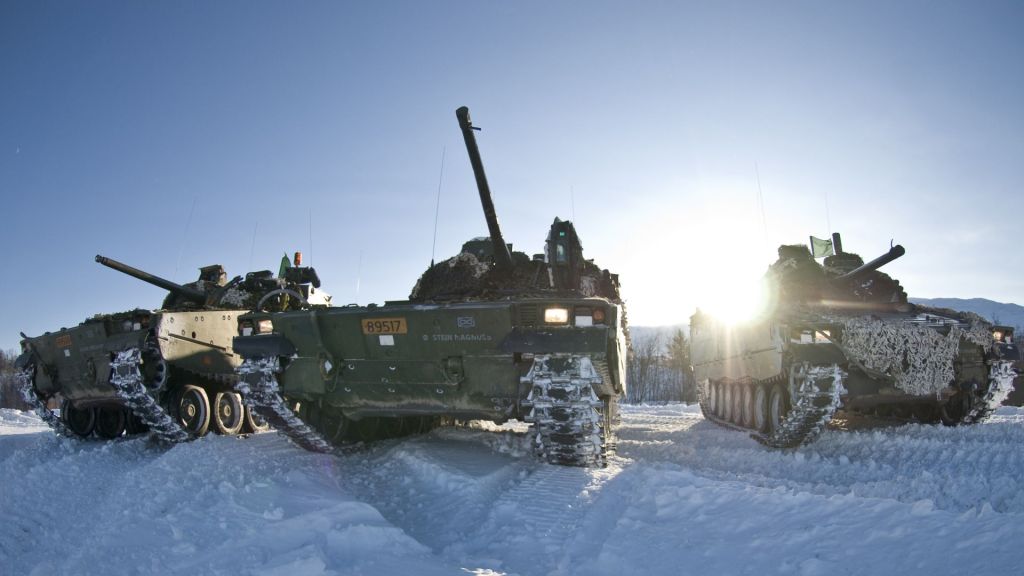Oppgraderingen av CV90-vognene gjør at vognene kan gi raskere informasjon til andre våpensystemer, som stridsvogn og artilleri. Foto: Adrian Lombard / Forsvaret