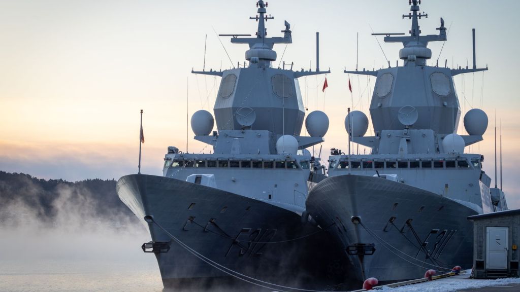 Fregattene KNM Roald Amundsen og KNM Otto Sverdrup ligger til kai en kald vintermorgen på Haakonsvern
Orglostasjon. Foto: Henrik S. Andersen / Forsvaret