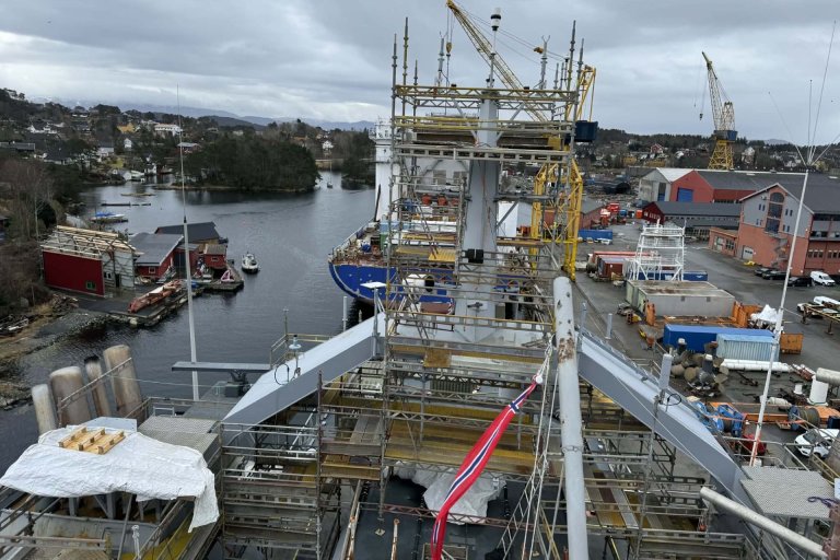 Oversiktsbilde av et verftsområde med stillaser, kraner og båter .