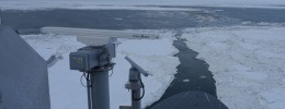 Den hvite antennen fra Sea-Hawk er en del av den nye isradaren på fartøyet, og den mindre nedenfor er antennen til navigasjonsradaren. Disse er en del av oppgraderingene FMA har utført i moderniseringsarbeidet, og blir testet i drift på toktet.   