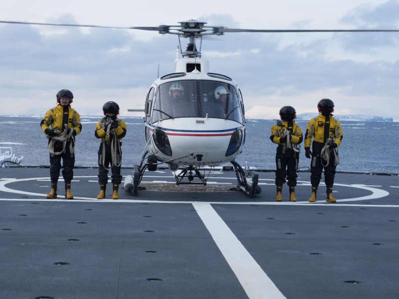 Når helikopteret skal ta av eller lande på KV Svalbard, er det mange som må spille på lag. Flydekksmannskap og flydekksassistenter viser signal om at alt er klart til å ta av for teamet som skal ut å merke isbjørn.  