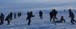 KV Svalbard har ankret opp ved en egnet havis hvor de menige kan gå ned fra båten, og spille fotball. En isbjørnvakt i sees i horisonten, og er alltid med når personell skal ut på isen. 