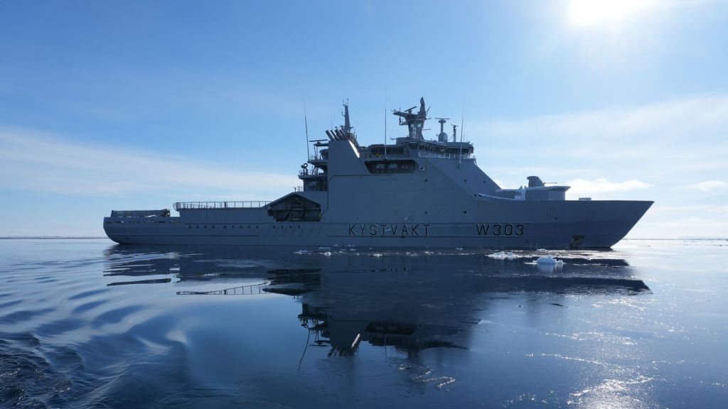 KV Svalbard er tilbake igjen i sitt rette element i arktiske farvann. Foto: Forsvarsmateriell