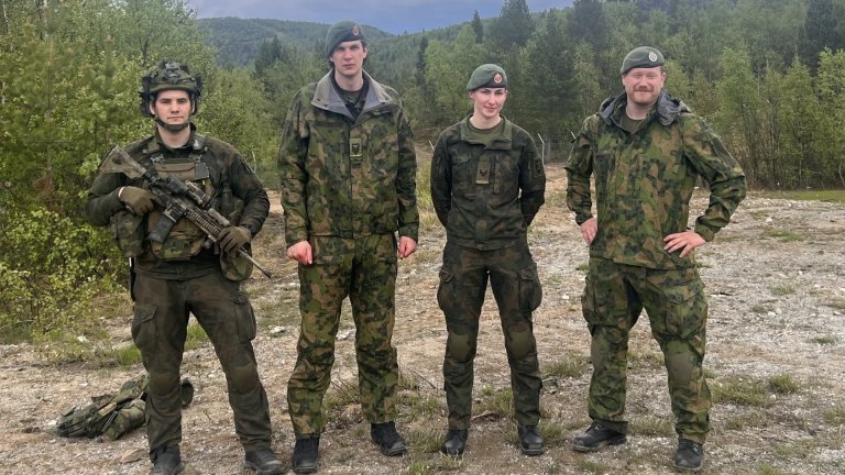 Fire soldater i uniform
