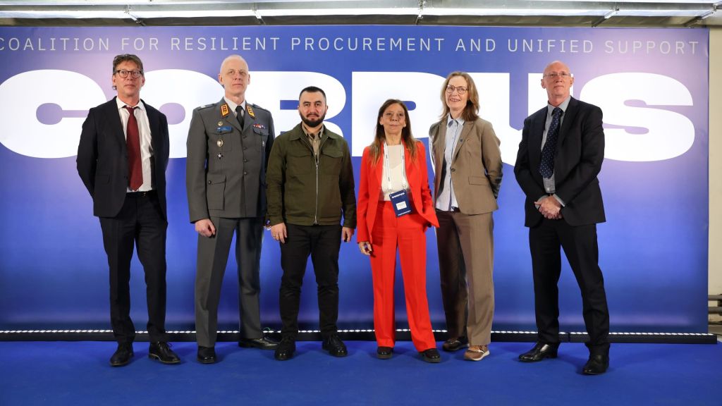 Signerende parter under arrangementet i Kyiv. Foto: DOT