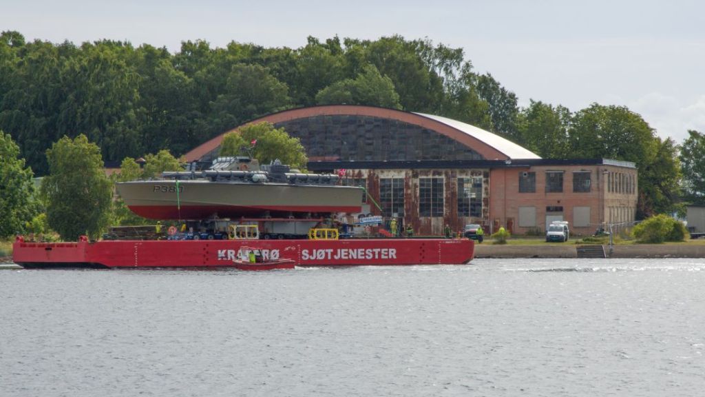 Lekteren med KNM Skrei ankommer land foran Hangar B på Karljohansvern. FMA koordinerte fraktoperasjonen med god støtte fra FLO Fors transport TOS.  I samarbeid med sjøfraktselskapet, Forsvarsbygg og Sjøforsvarets Verksted Horten ble operasjonen med lossing vellykket. Foto: Ascentia AS
