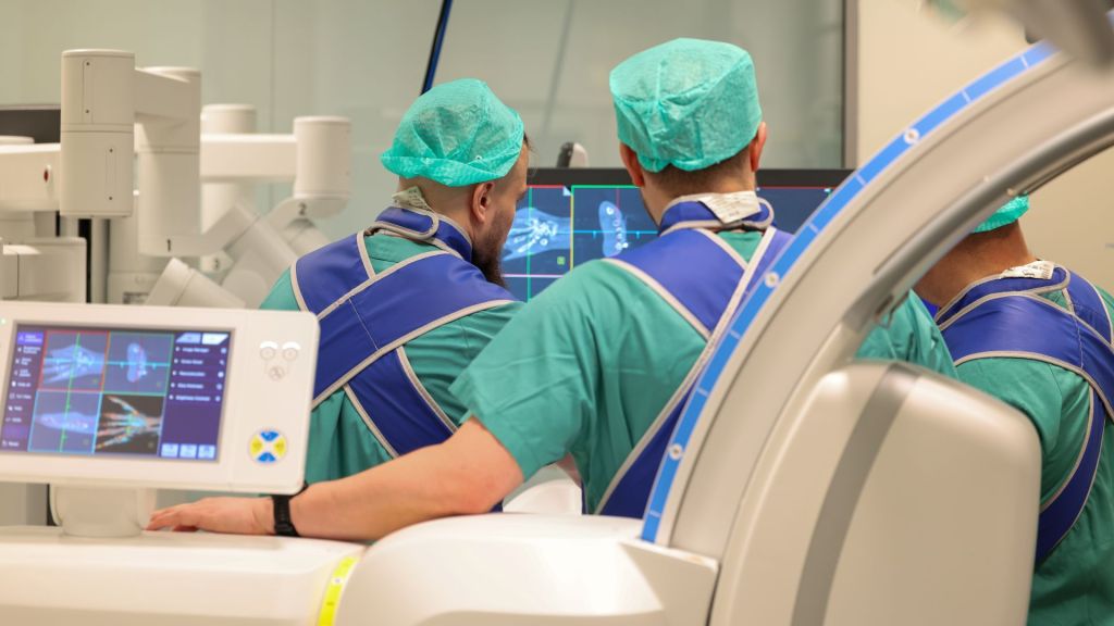 Her får ukrainsk helsepersonell opplæring fra norsk helsepersonell på Radiumhospitalet i et avansert røntgenapparat som skal doneres til rehabiliteringssykehuset for skadede soldater i Ukraina.  Foto: Håkon Haugen / Forsvaret